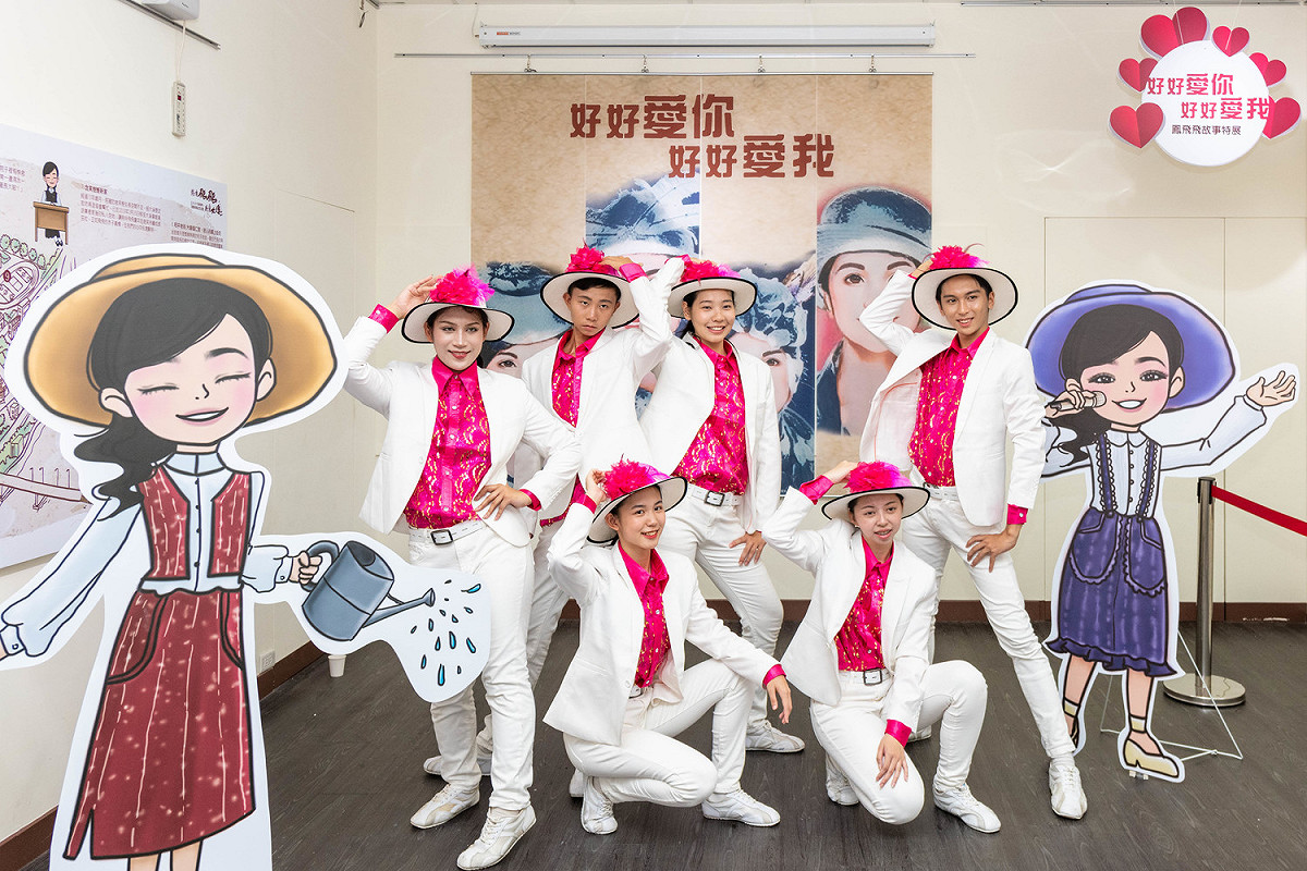 歌迷們裝扮成鳳飛飛最愛的帽子造型，緬懷永遠的國民天后。 圖：桃園市政府/提供