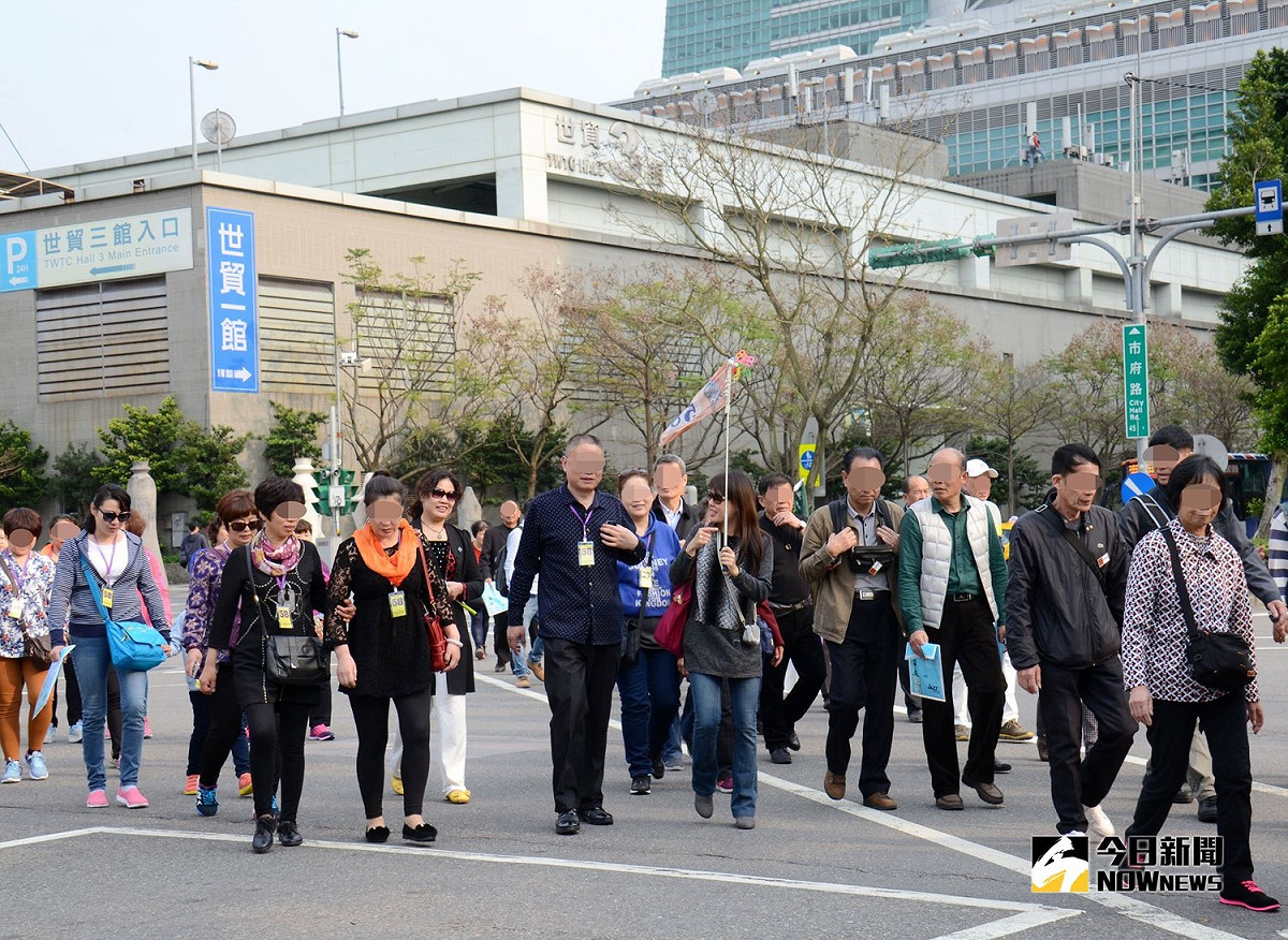 中國大陸 8 月 1 日起將暫停申請及核發台灣自由行通行證，若消息屬實，觀光業界預估，下半年來台陸客恐大減 70 萬人。 圖／NOWnews資料圖片