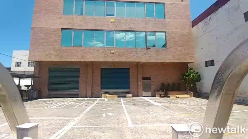 國內泳裝大廠思薇爾驚傳倒閉，公司大門緊閉，現場無人員進出。 圖：林昀真/攝