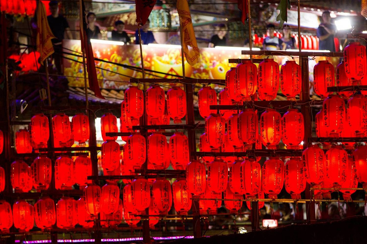 數千盞普渡公燈點亮，紅色燈籠在黑夜中帶有神秘色彩。 圖：基隆市政府／提供