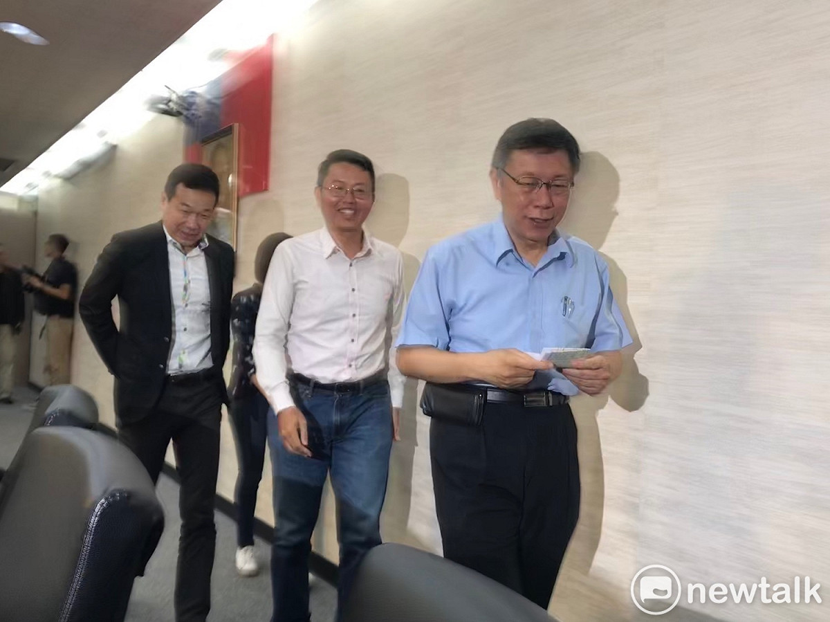 台北市長柯文哲（右起）、無黨籍議員徐立信、鍾小平到場， 圖：周煊惠 ／攝