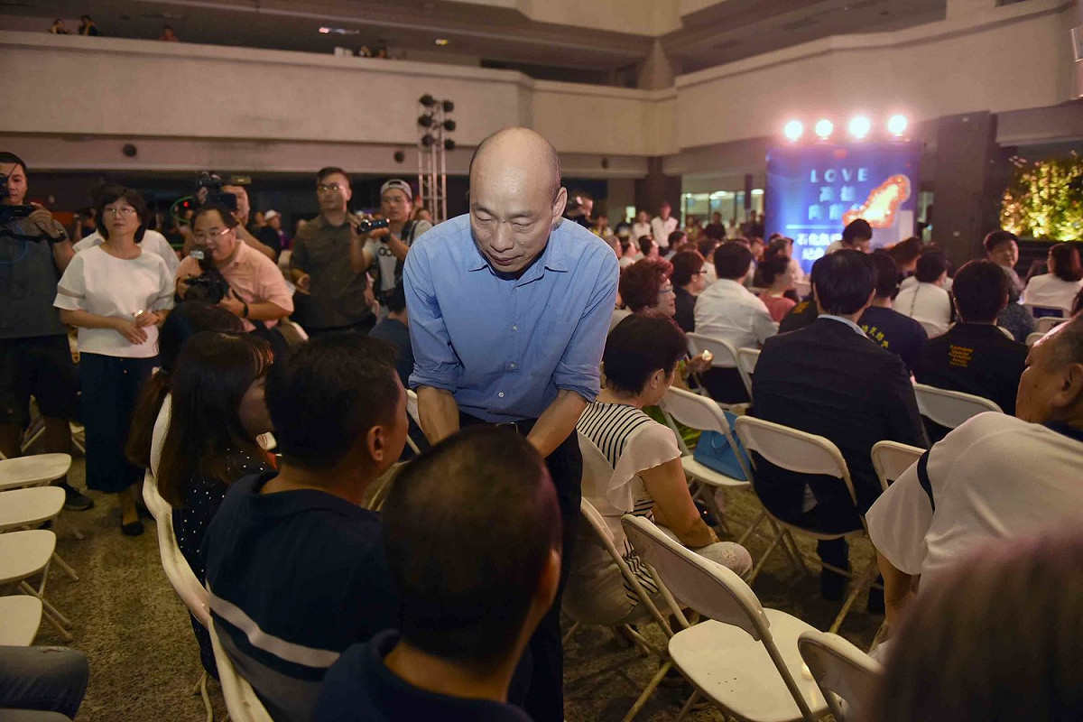 韓國瑜上台致完詞後特別走下台一一與氣爆家屬握手。 圖：高雄市政府／提供