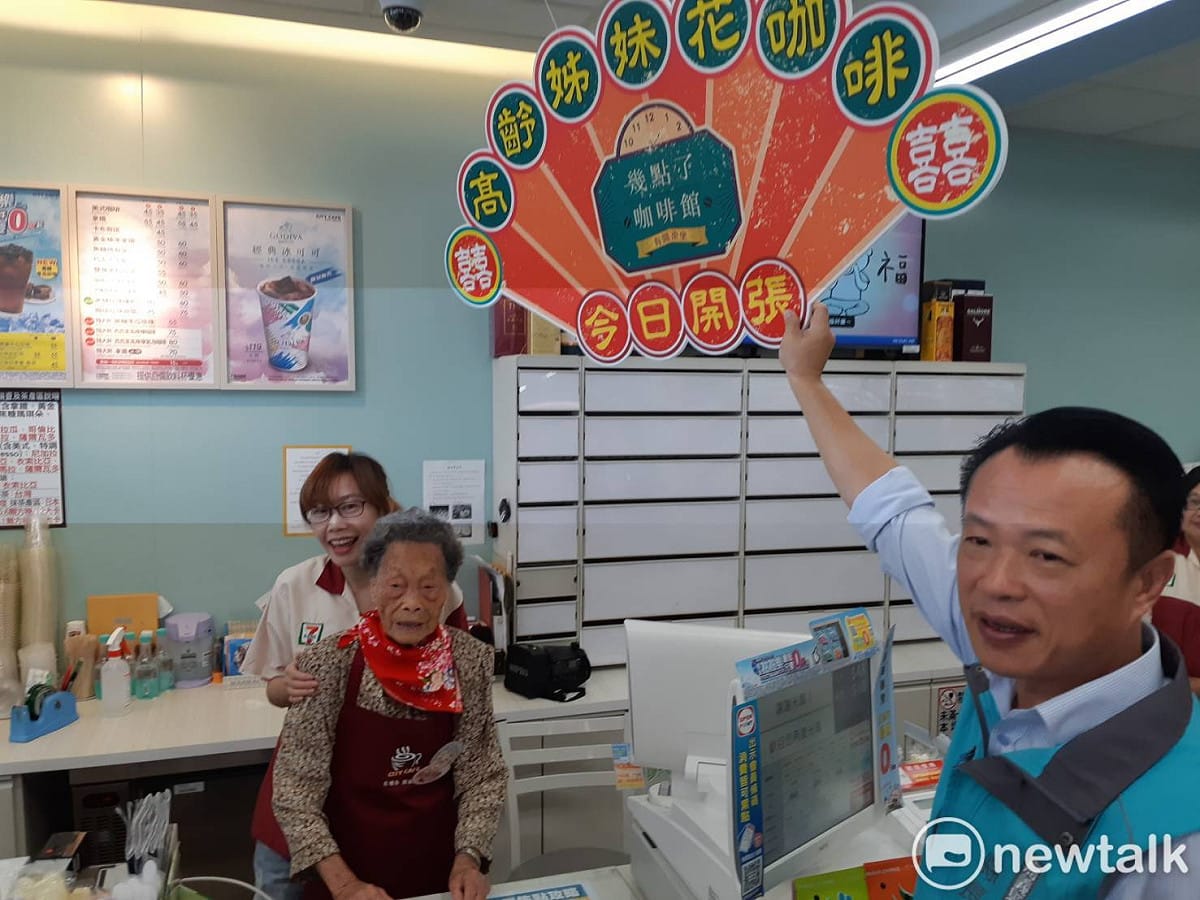 嘉義縣長翁章梁推「高齡姊妹花咖啡」。 圖：蔡坤龍/攝