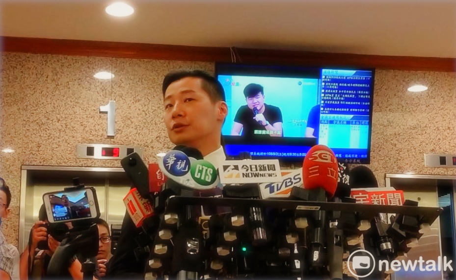 林昶佐今天召開記者會，宣布退出時代力量。同黨的高雄市議員黃捷表示力挺。 圖:陳佩君/攝
