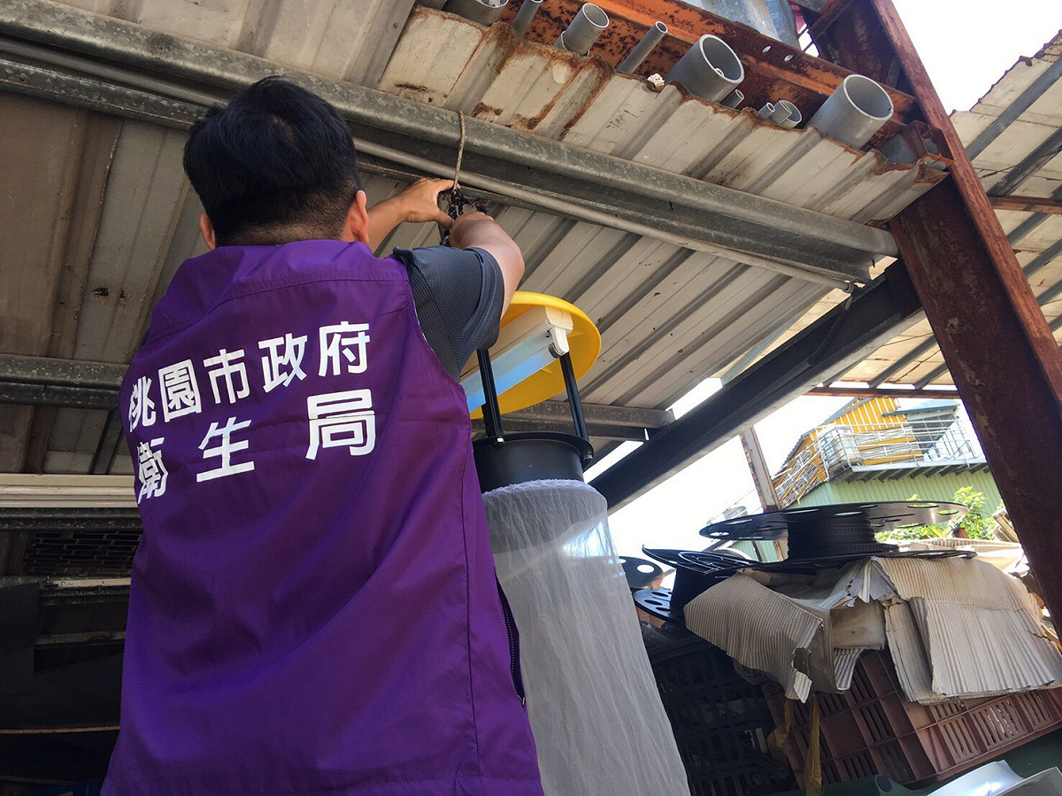 衛生局派員在患者住家附近鴿舍及豬舍懸掛誘蚊燈誘捕病媒蚊。 圖：桃園市政府衛生局/提供