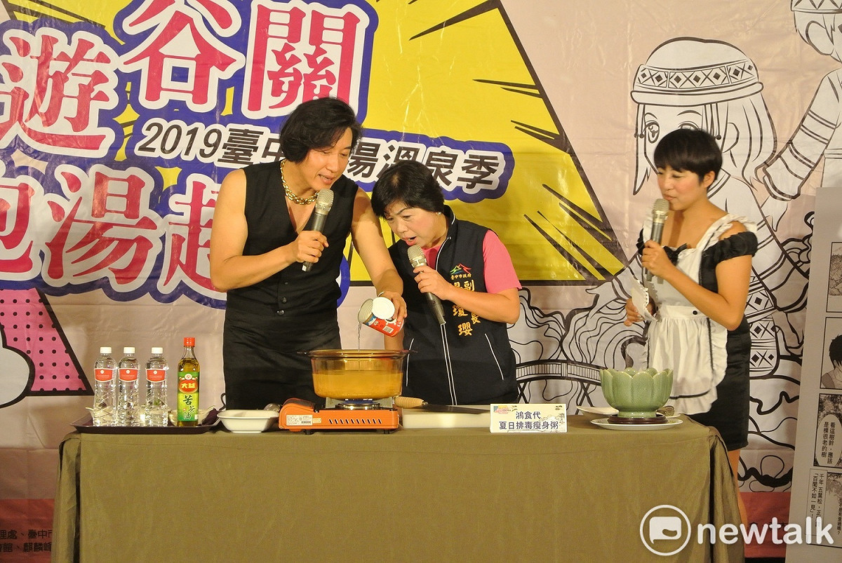 台中市副市長楊瓊瓔與陳鴻一同做溫泉料理。 圖 : 唐復年/攝