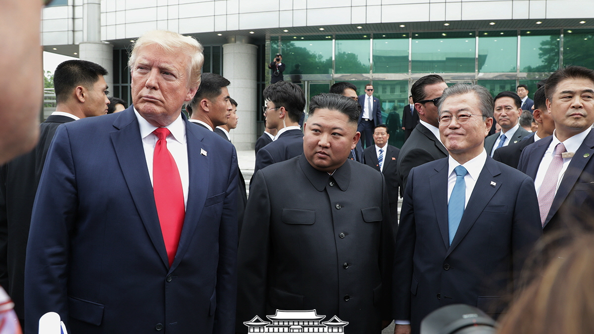 美國總統川普（前排左起）6月底才會晤朝鮮領導人金正恩，並與韓國總統文在寅進行會談，但朝鮮半島情勢並末因此緩和。 圖：翻攝自青瓦臺官網（資料照）