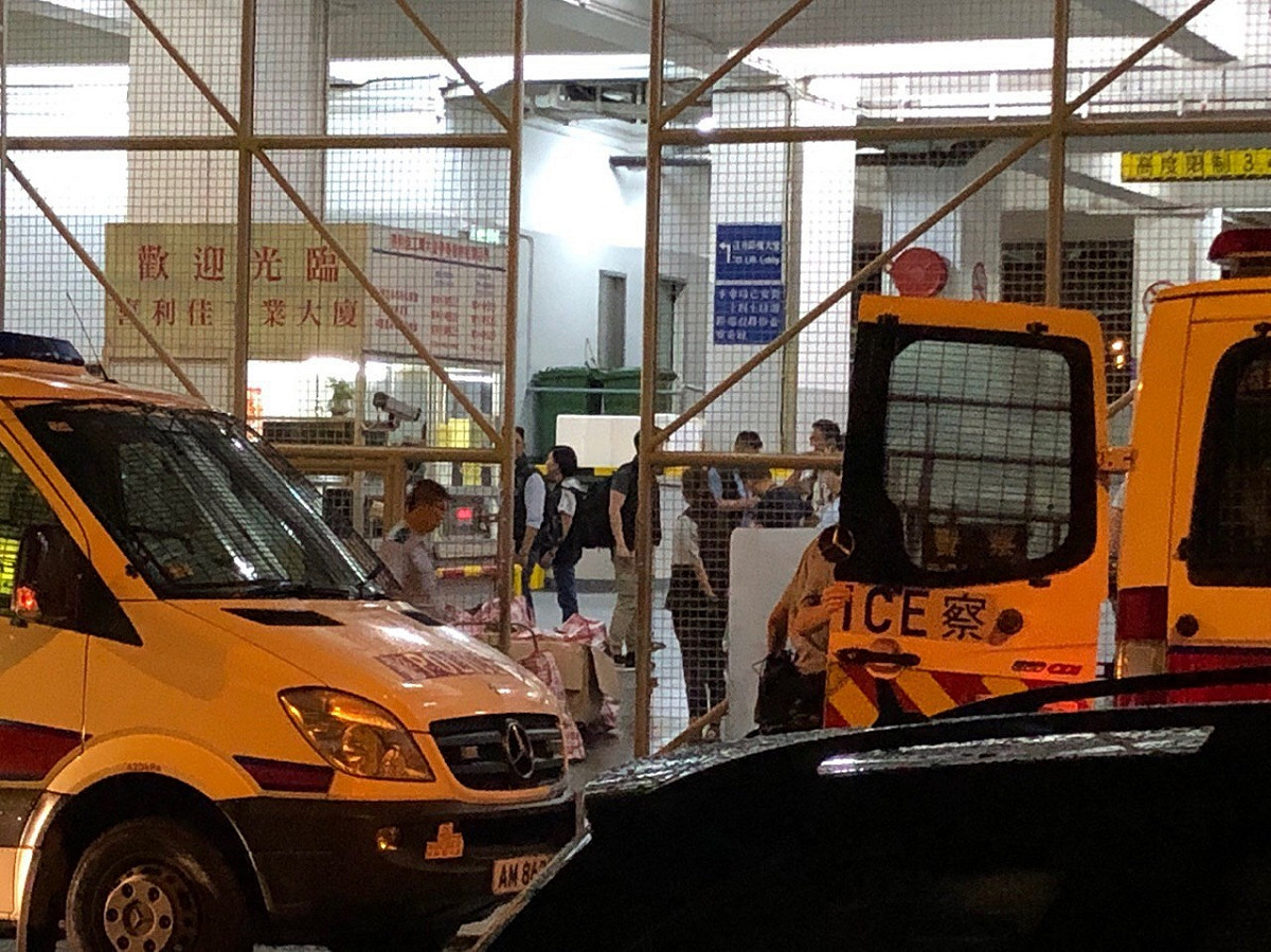 港警1日晚間宣稱，在沙田火炭坳背灣街「喜利佳工業大廈」的一個倉庫內查獲爆裂物及攻擊性武器。 圖：翻攝PTT網頁