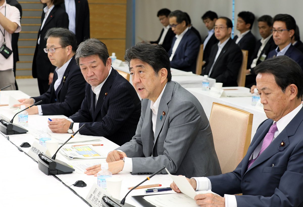 日本召開內閣會議做出決定，首相安倍晉三（右二）將修改貿易白名單，除名韓國。 圖：翻攝自首相官邸推特