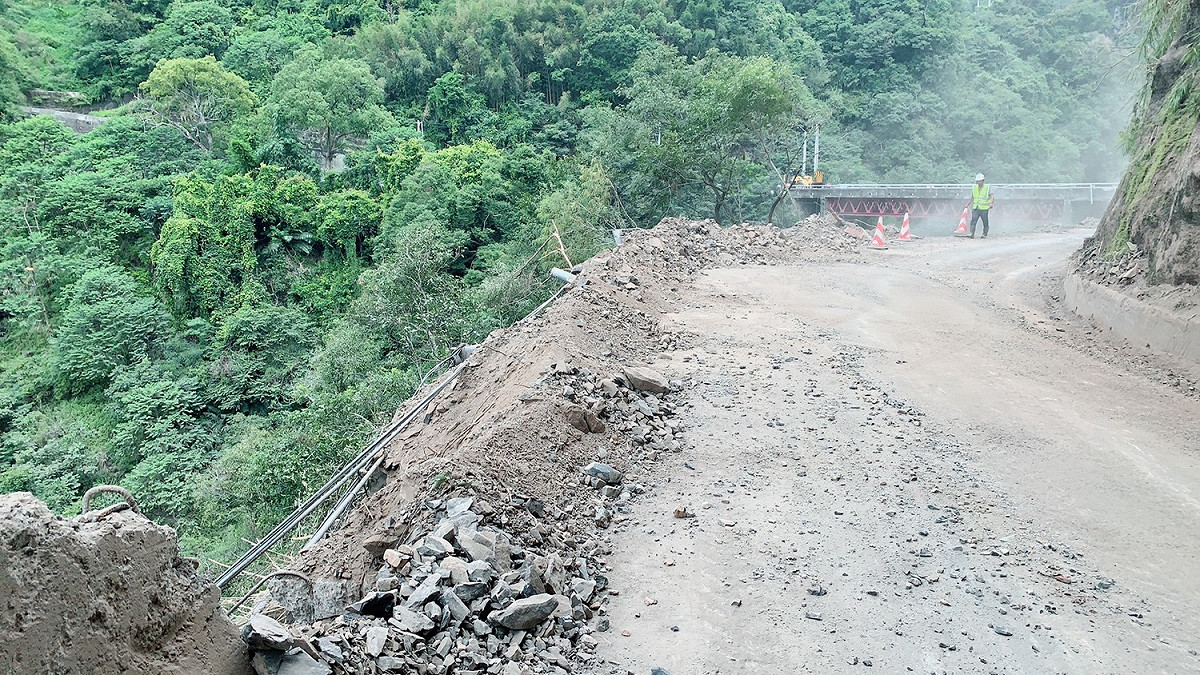 台7線32.5K落石坍方路段上邊坡仍不穩定，加上午後降雨更易造成坍方落石，建議非必要避免行經該路段。  圖：桃園市政府觀光旅遊局／提供