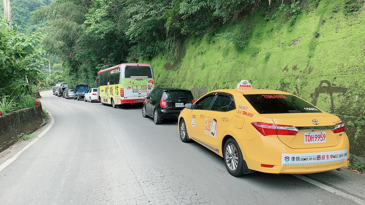 台7線32.5K落石坍方路段路面路基損毀，路寬僅容小客車通行。 圖：桃園觀旅局/提供