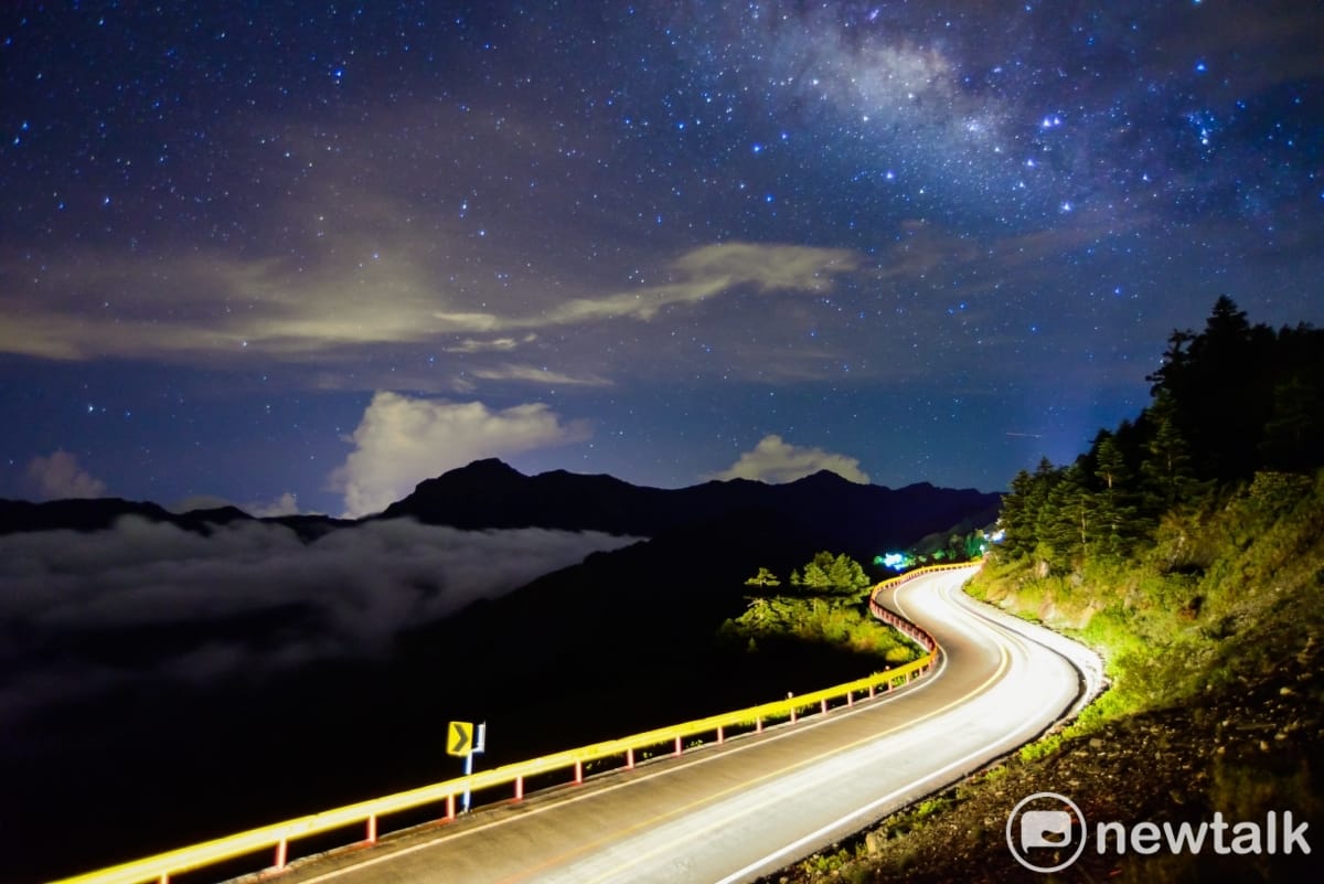 合歡山有非常多適合拍攝星空的取景點，地上的車軌與天上銀河也是不錯的搭配。 圖：謝佳真／攝