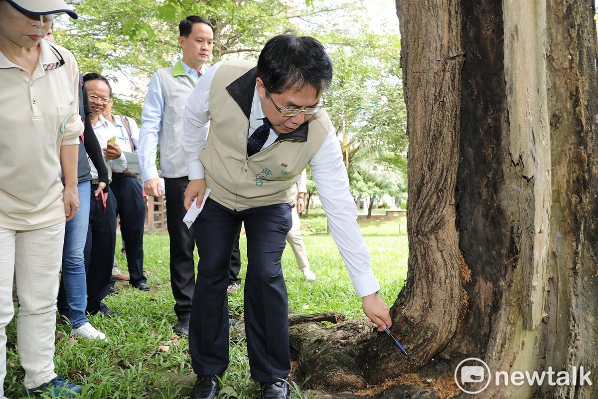 巴克禮公園日前因避免登革熱疫情擴散實施封園，進行防疫作業，台南市長黃偉哲為維護市民健康與從事休閒運動的權利，再度率防疫相關局處前往視察。 圖：黃博郎／攝