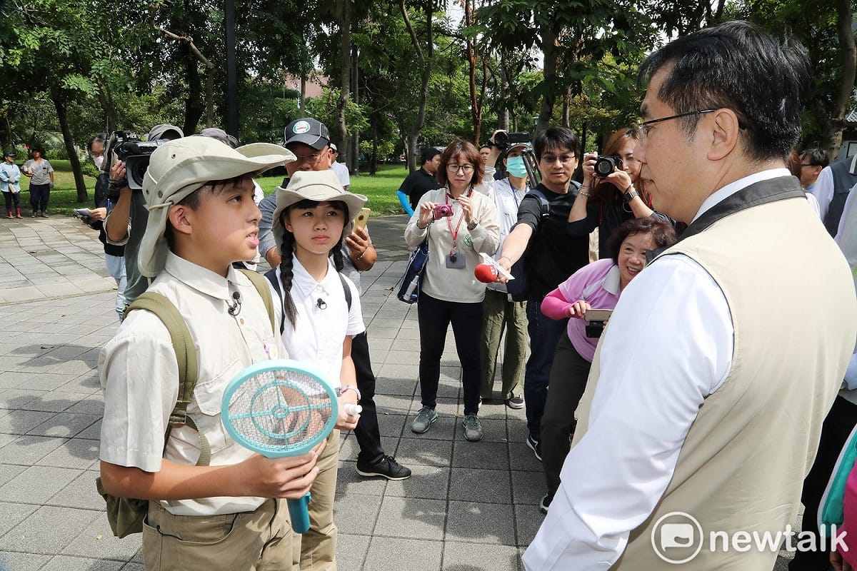 巴克禮公園日前因避免登革熱疫情擴散實施封園，進行防疫作業，台南市長黃偉哲為維護市民健康與從事休閒運動的權利，再度率防疫相關局處前往視察。 圖：黃博郎／攝