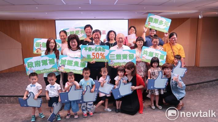 台南市教育局長鄭新輝指出，自8月1日起，台南市轄區內的公立、非營利、準公共及平價幼兒園已達348家，共可提供家長2萬4,198個平價教保服務名額，平價與公共化比率由25%，一舉提高至49.1%。 圖：黃博郎／攝