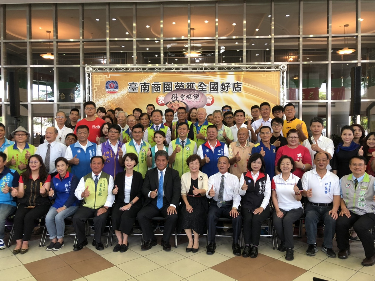 全國商圈好店活動圓滿落幕，台南今年有「合口味肉品」等42間商圈優良店家，從2千多家競爭者脫穎而出。台南市議長郭信良今日舉行表揚記者會。（黃博郎攝）