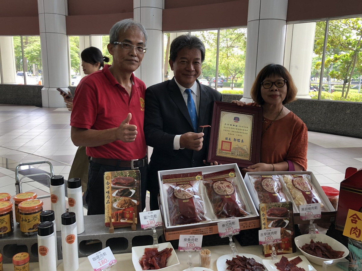 全國商圈好店活動圓滿落幕，台南今年有「合口味肉品」等42間商圈優良店家，從2千多家競爭者脫穎而出。台南市議長郭信良今日舉行表揚記者會。（黃博郎攝）