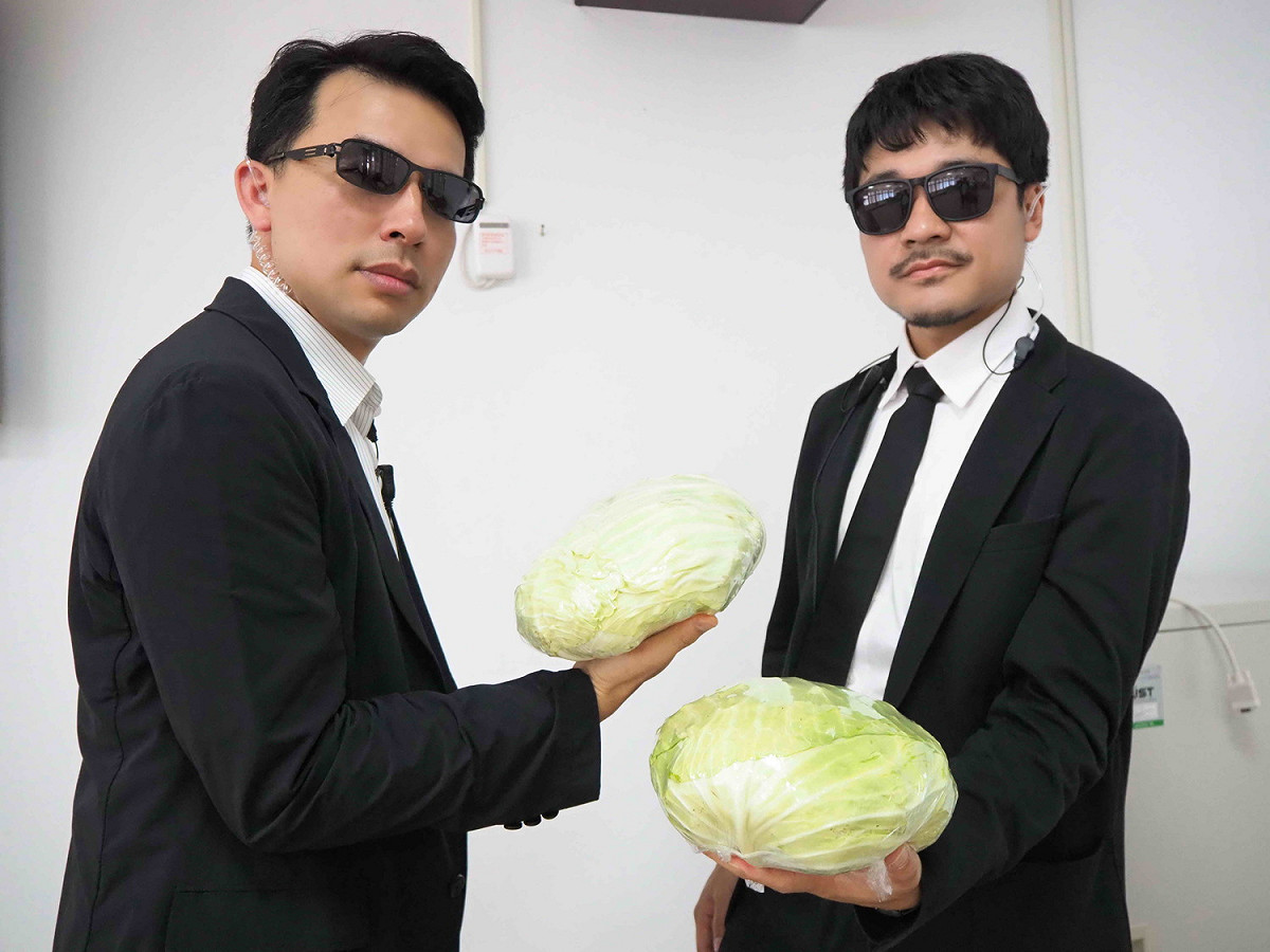 民政局專門委員藍品畯（左）、專員潘國強等人穿黑西裝、戴墨鏡及耳機，打扮成國安特勤人員。 圖：新北市民政局提供