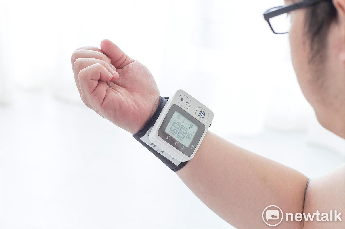 慢性病患者染武漢肺炎致命風險較一般人高，國健署建議民眾做好健康管理，每日量測血壓。 圖：新頭殼資料照片