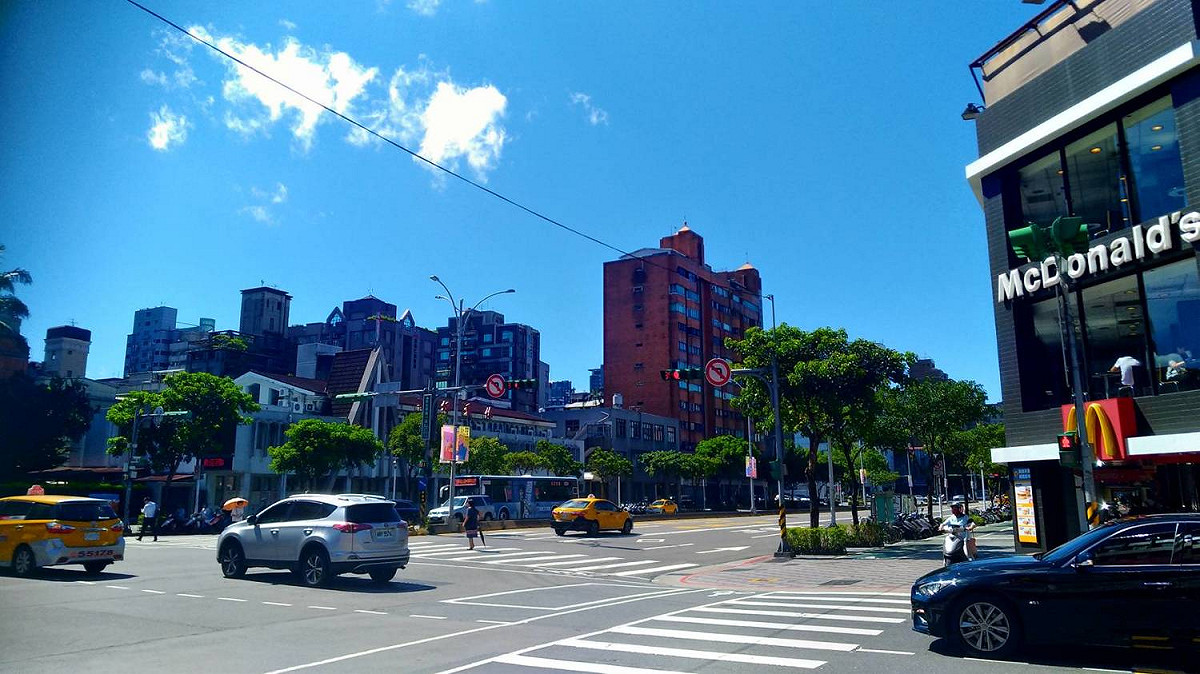 時序入夏，天氣高溫炎熱，近期高溫更時常飆破36度，除了要預防中暑，民眾也要預防突發心血管疾病。 圖：謝佳真/攝