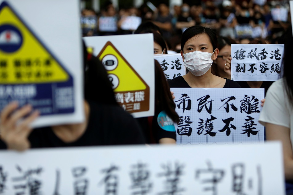 醫護及專職醫療人員今天在中環愛丁堡廣場發起集會，表達尊重病人私隱、反對警方在醫院搜捕示威者等訴求。 圖：達志影像/路透社