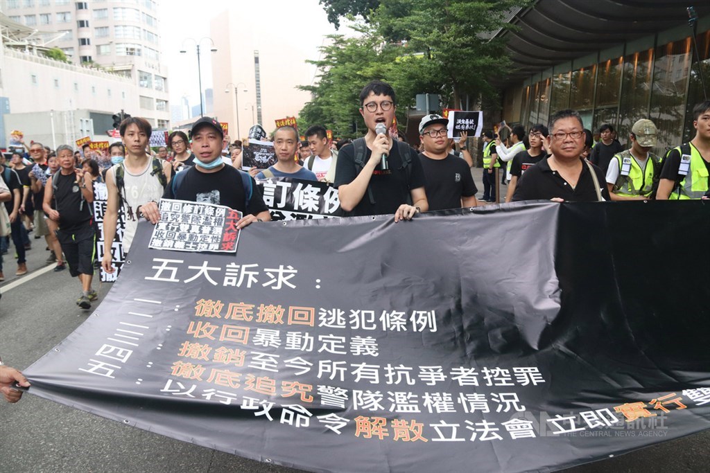 香港「反送中」運動未歇，支持者提出「撤銷至今所有抗爭者控罪」等5大訴求。 圖/中央社