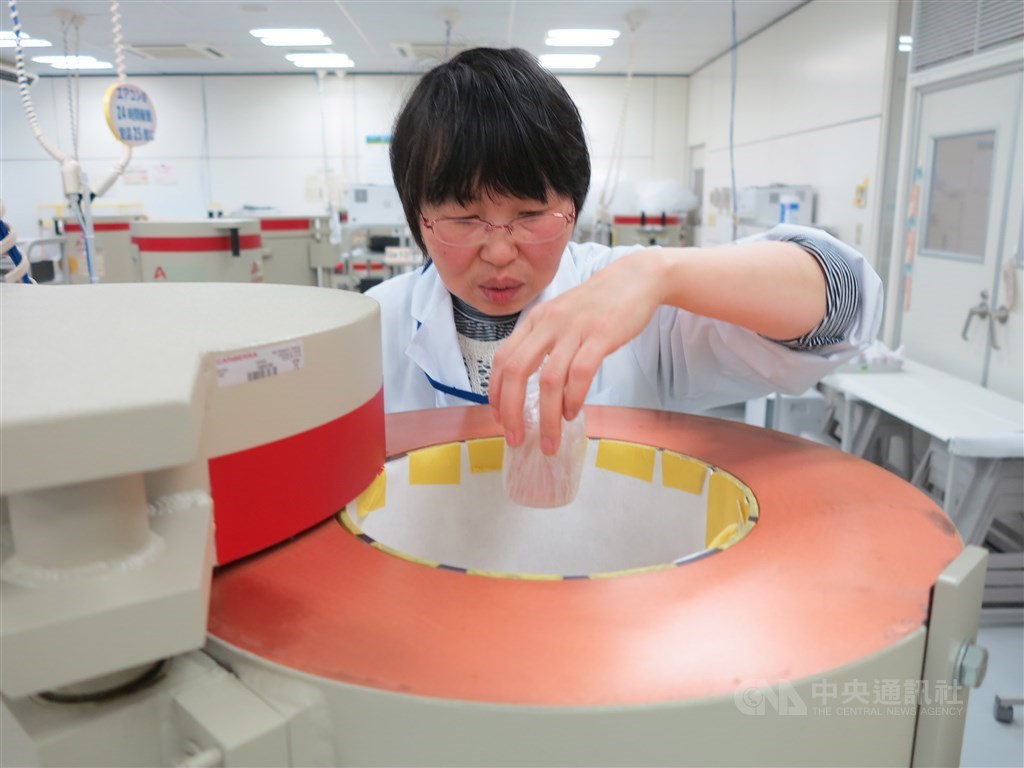 研究指出，未來若開放日本食物，對全台多達97.5%以上民眾造成的額外輻射暴露遠小於1毫西弗，甚至低至千分之1到萬分之1毫西弗，低於世界平均背景輻射2.4毫西弗。圖為福島縣農業綜合中心檢測農林水產品。 圖/中央社