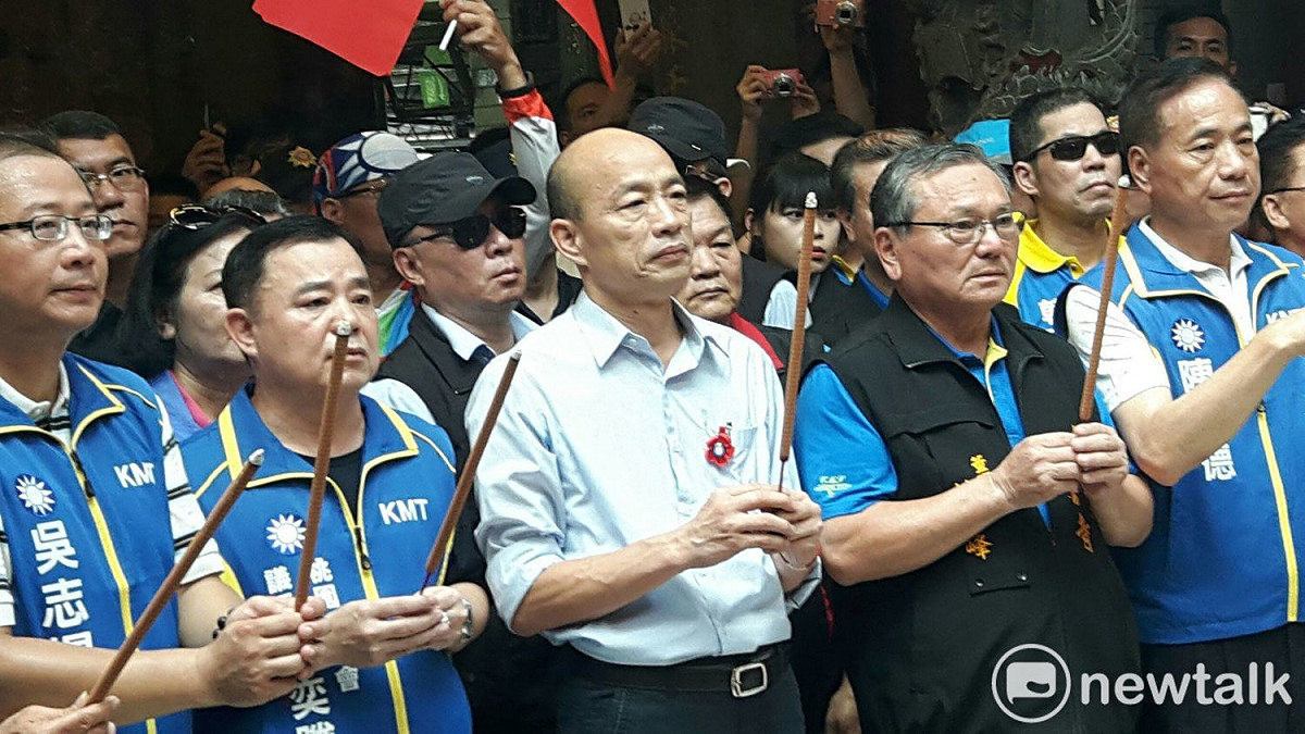 國民黨總統提名參選人、高雄市長韓國瑜今(3)日走訪桃園基層，啟動宮廟參香祈福行程，首站先到龜山壽山巖觀音寺參拜。 圖：林昀真／攝