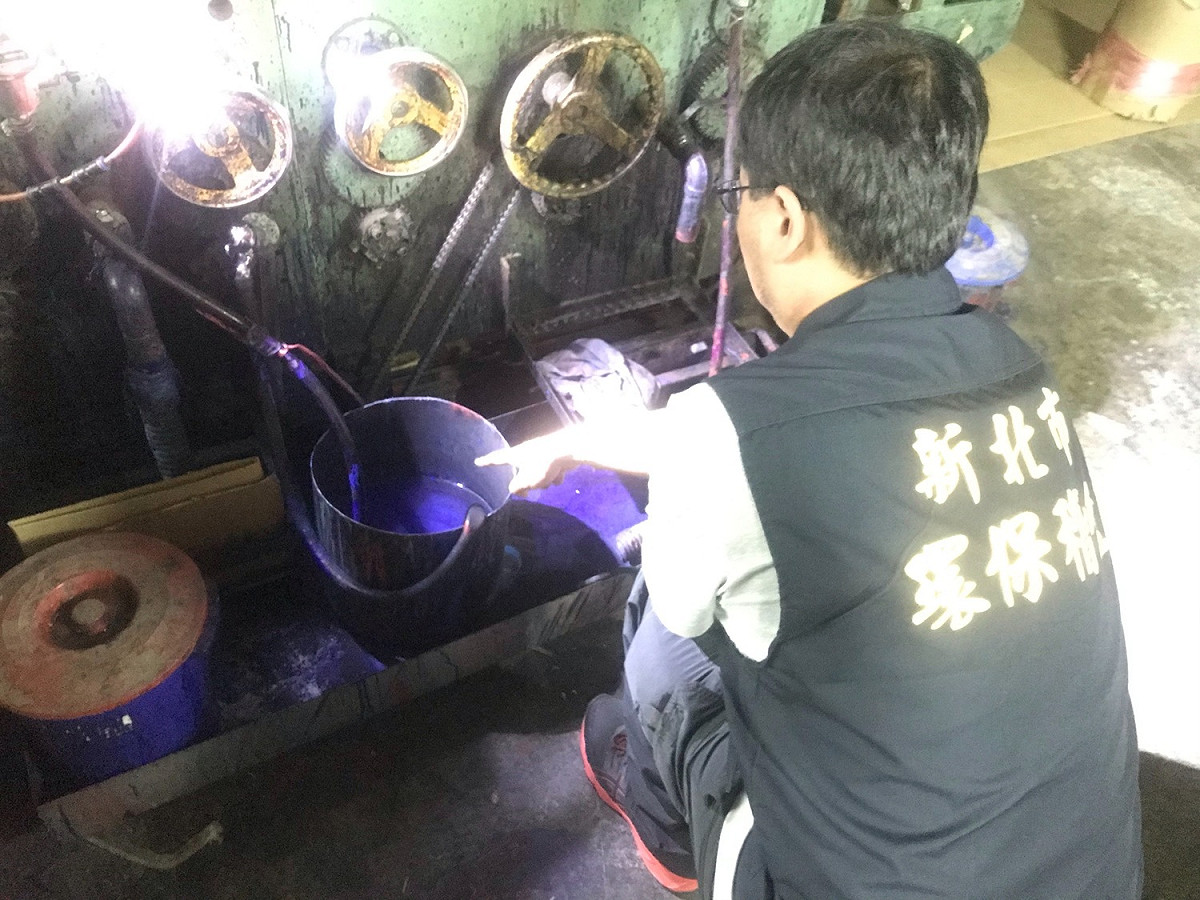 環保稽查員進入璟豐紙品有限公司，當場發現藍色廢液桶。  圖：新北市環保局提供