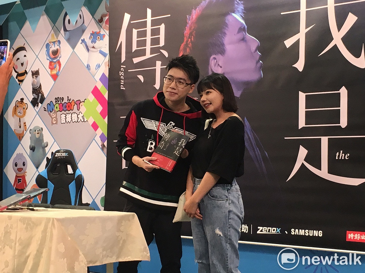 Toyz感謝時報文化出版公司給了他出這本書的機會，還自嘲原本以為不會有人買。 圖：陳耀宗／攝