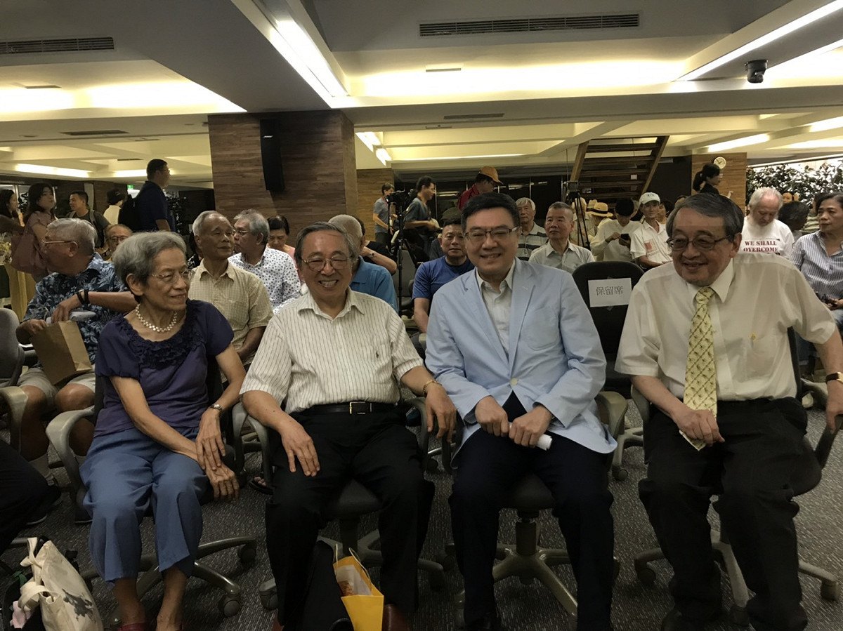 民進黨主席卓榮泰(右二)對於林保華先生長年來的努力表達感謝。 圖：民進黨提供