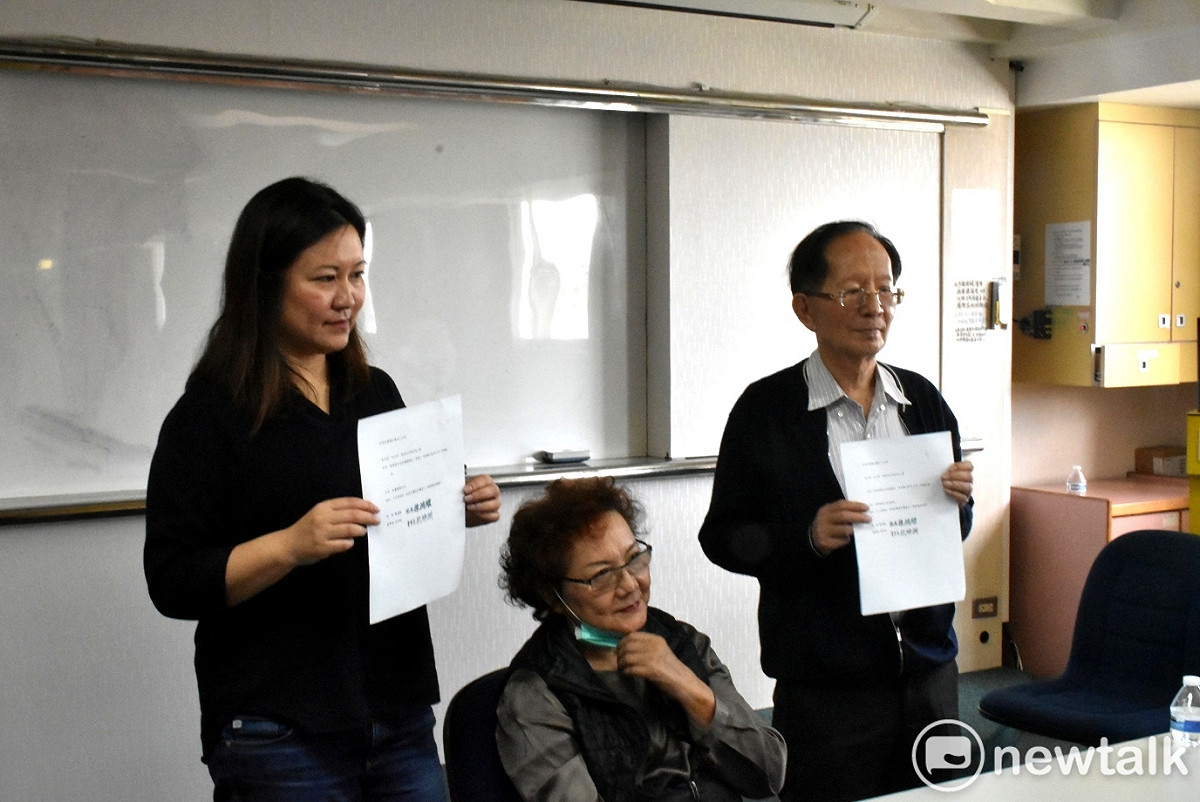 阮綜合醫院前副院長阮仲烱(右)及女兒(左)向記者出示解任書。 圖：孫家銘／攝