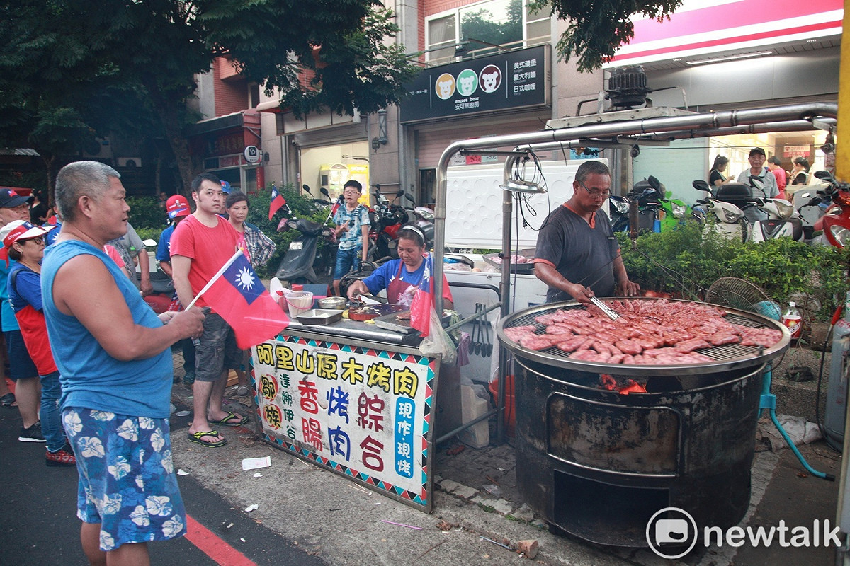 「韓國瑜夜市」一定有的烤香腸吸引民眾排隊購買。 圖：林昀真/攝
