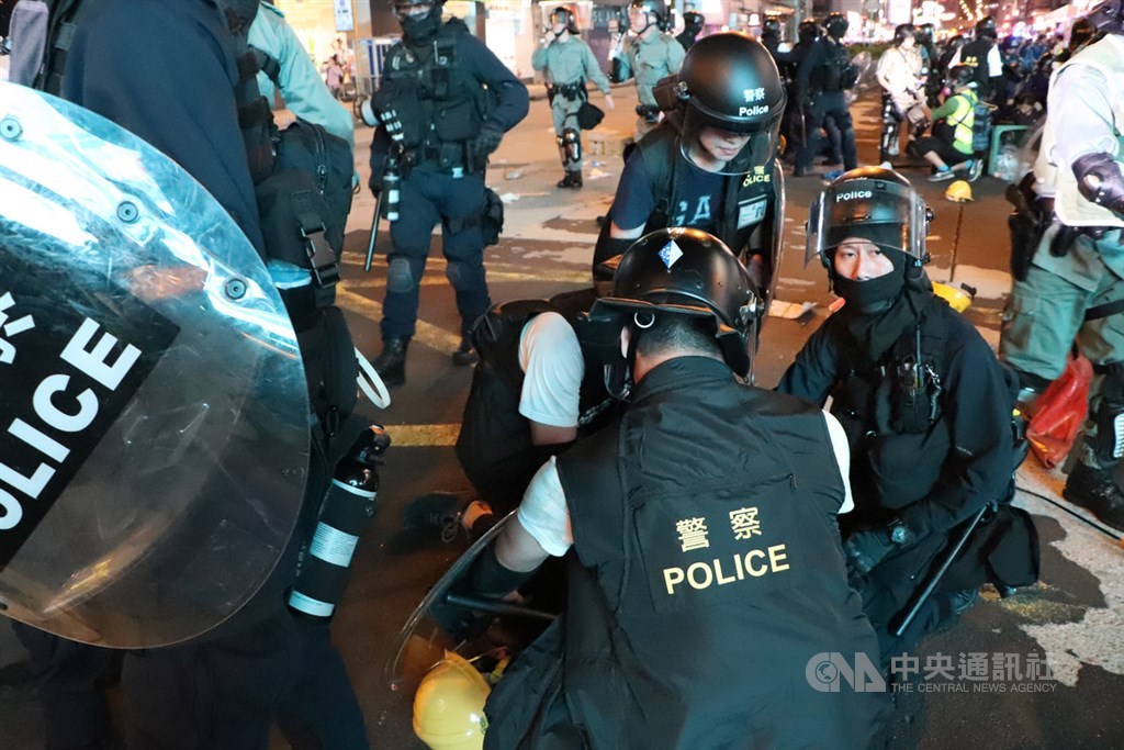香港旺角遊行今晚再次上演催淚彈清場，港警晚間9時30分，從尖沙嘴與旺角警署採南北包圍彌敦道策略，沿路狂打催淚彈快速清場，逮捕數名示威者。 圖：中央社提供。