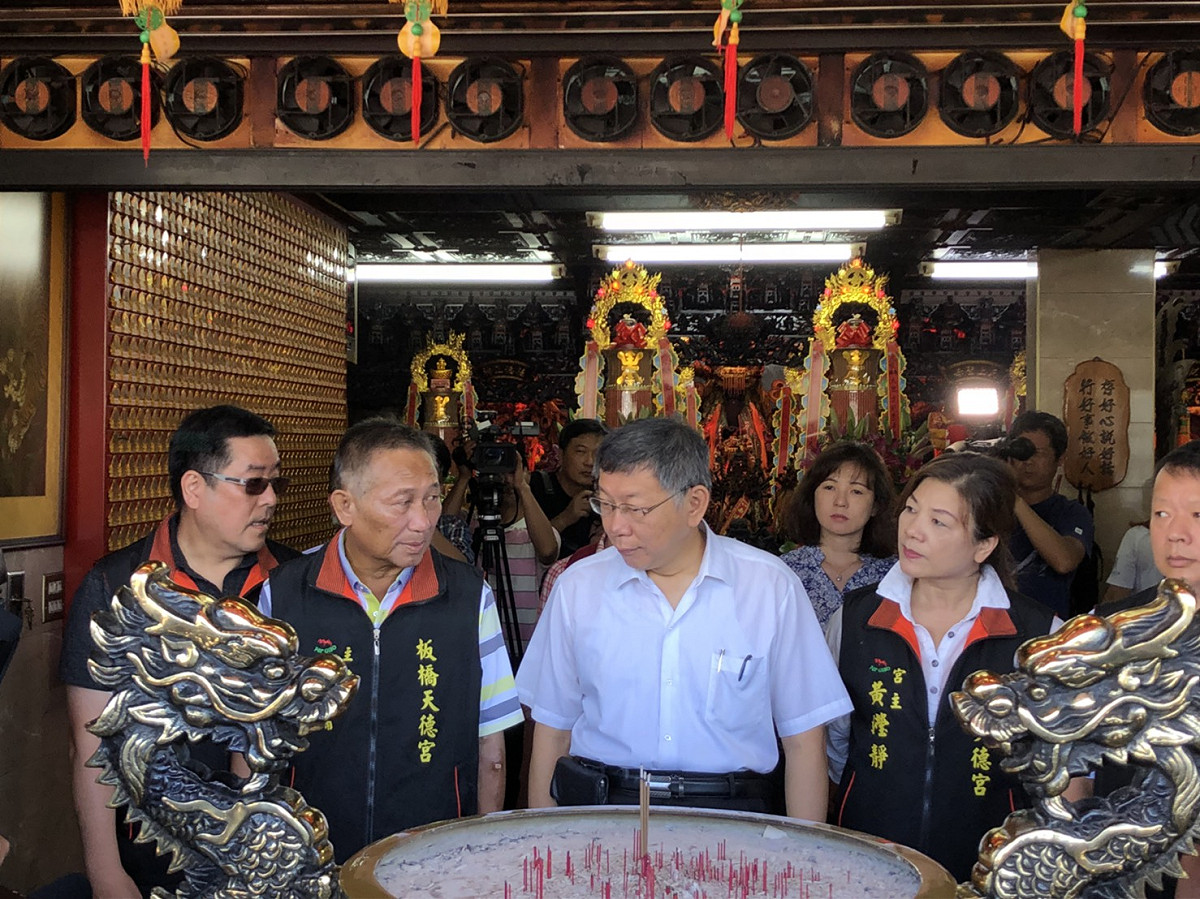 台北市長柯文哲今赴新北市板橋天德宮參拜。 圖：柯粉俱樂部 / 提供