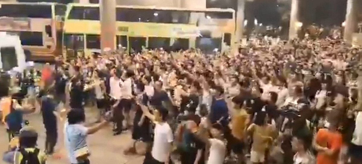 12萬港民昨日上街抗議，分散在旺角、尖沙咀、九龍等地，警民衝突不斷，為了鎮壓現場，港警使用催淚彈、胡椒噴霧驅散激進示威者。 圖：翻攝自臉書社團香港突發事故爆料區