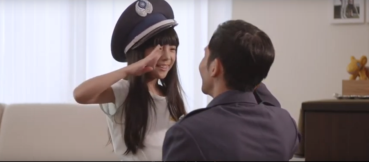 影片中常出現的敬禮，在傳統軍人家庭中有愛家、負責任與榮譽傳承的意義。 圖：取自我向你敬禮