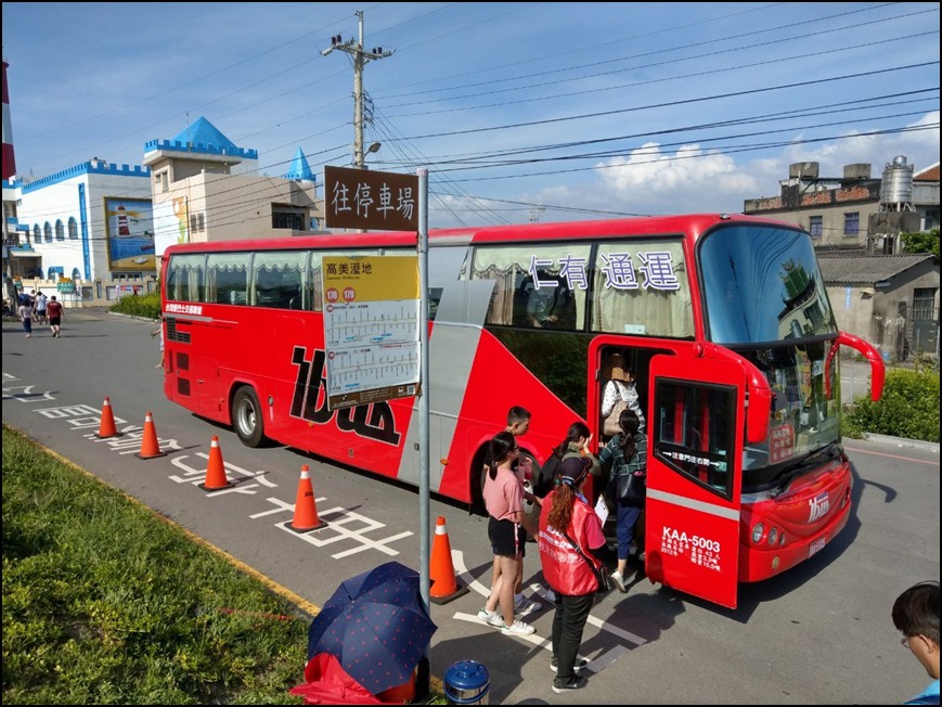 因應橋樑檢測，受影響的公車路線暫時改道，假日高美濕地接駁車服務也將不再進入中一路的第2停車場，直接駛進木棧道。 圖：台中市政府／提供