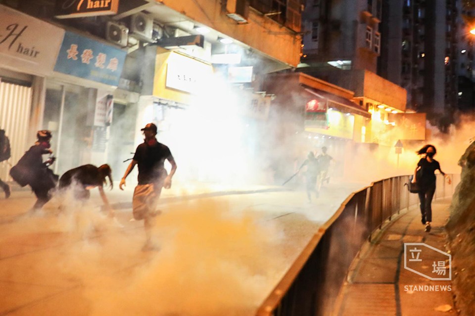 香港警方向撤退市民在無警告下發射數枚催淚彈，其中包括路經行人。 圖：翻攝Stand News臉書。