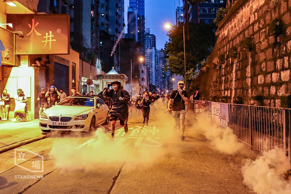 香港警方向撤退市民在無警告下發射數枚催淚彈，其中包括路經行人。 圖：翻攝Stand News臉書。