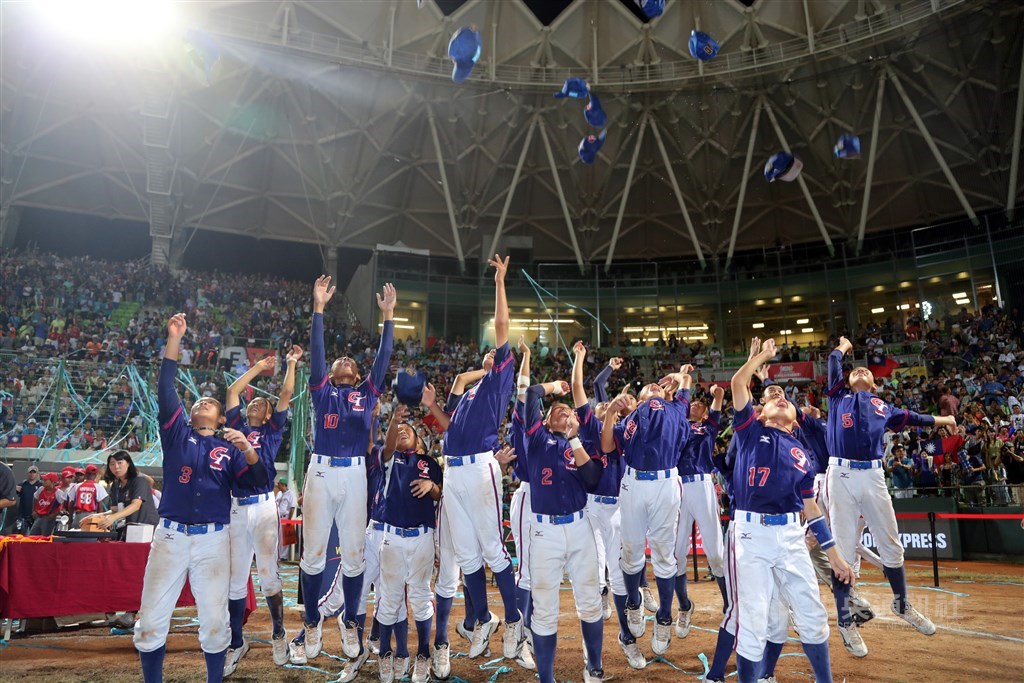 U12世界盃少棒錦標賽冠軍戰，中華隊4日晚間迎戰日本隊，最終以4比0拿勝，將冠軍獎盃留在台灣。  圖：中央社提供。