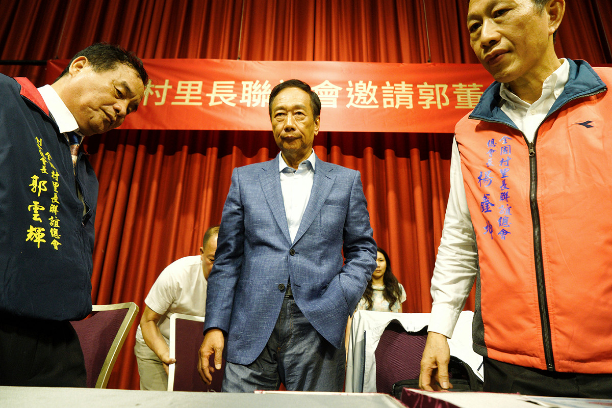 今年六月郭台銘和全國村里長聯誼會會員座談。    圖：張良一/攝（資料照片）