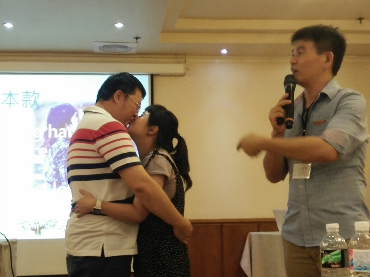 新婚學員王俊傑與周姿君非常感謝屏東縣政府舉辦婚姻成長營，提醒自己要每天「牽手、擁抱、親吻、說我愛你」。 圖：小墾丁度假村提供。
