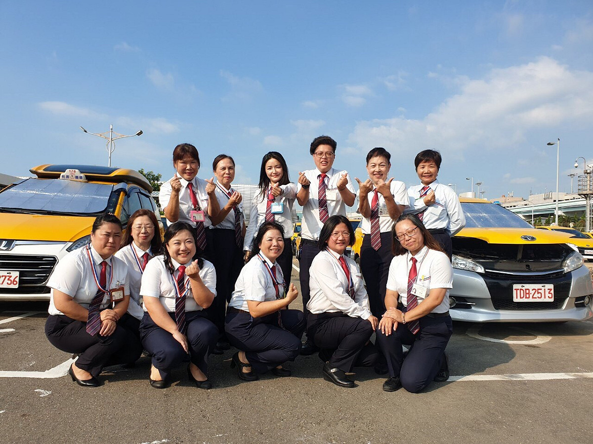 桃園機場官方排班計程車隊推出女性司機與兒童安全座椅兩項新服務，對帶著寶寶的旅客、獨自旅行的女性乘客來說相當方便。 圖：交通部／提供