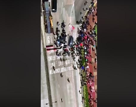 香港元朗地區發生廂型車衝撞人群事件，目前傷者情況不明。 圖：翻攝自香港突發事故報料區臉書