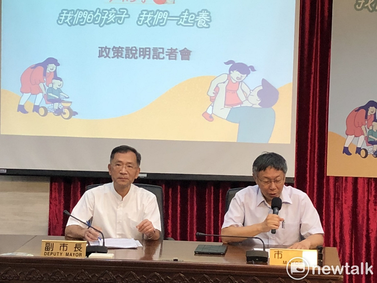 台北市長柯文哲（右）與副市長蔡炳坤（左）。 圖：周煊惠 ／攝