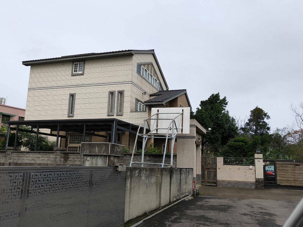國民黨桃園市議員詹江村日前PO出王浩宇家族所擁有「豪華農舍」。 圖：翻攝詹江村臉書