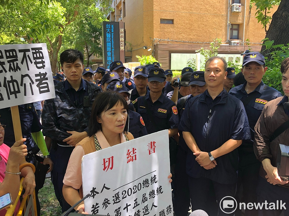 前立委、台聯組織部主任周倪安要求柯文哲簽署「要選總統就先辭市長」切結書。 圖：謝莉慧/攝