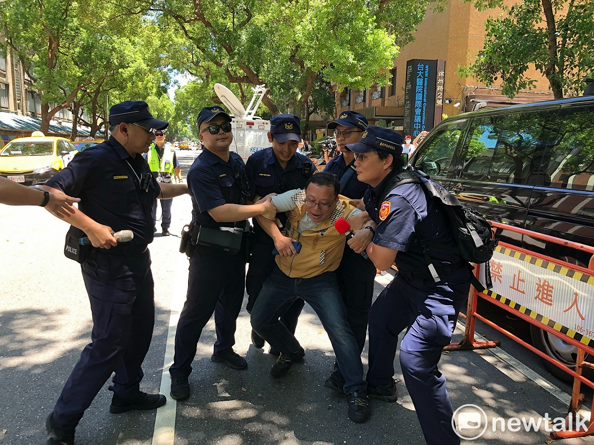 台聯文宣部主任潘厚勳試圖衝進會場，遭警方阻攔。 圖：謝莉慧/攝