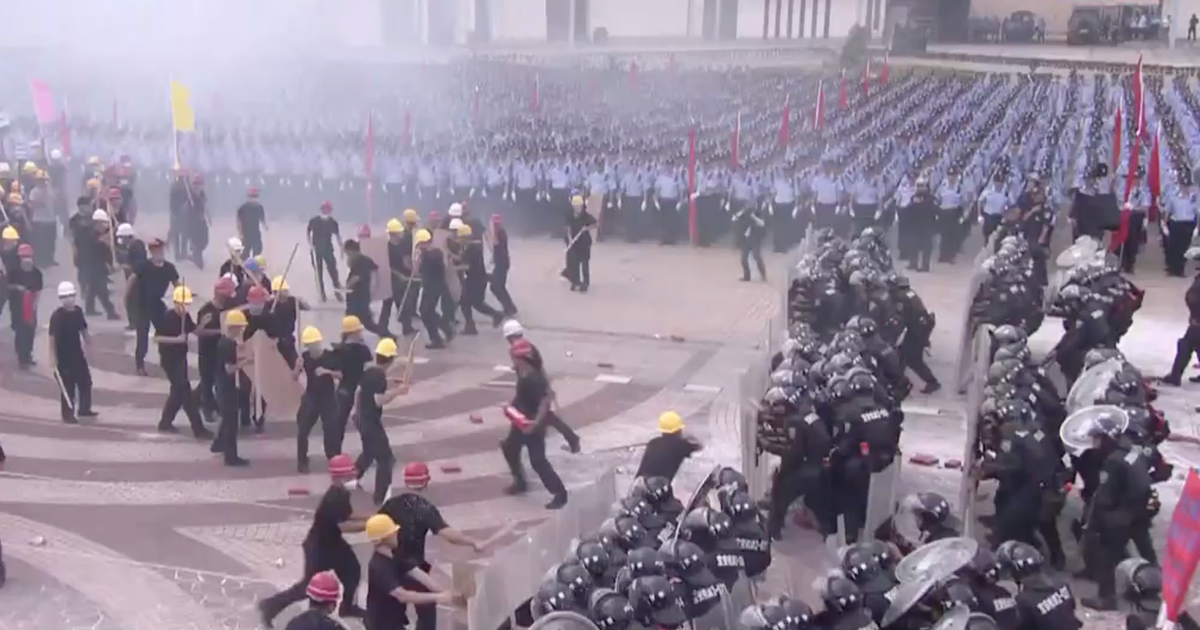 港媒報導，全副裝備的武警部隊集結在廣東深圳市深圳灣的春繭體育館展開防暴演習，連「水炮車」也加入協同演練。圖為8月「深圳亮劍」防暴演練。 圖：網路截圖
